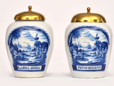 古董荷兰陶器蓝色和白色烟草罐与黄铜盖