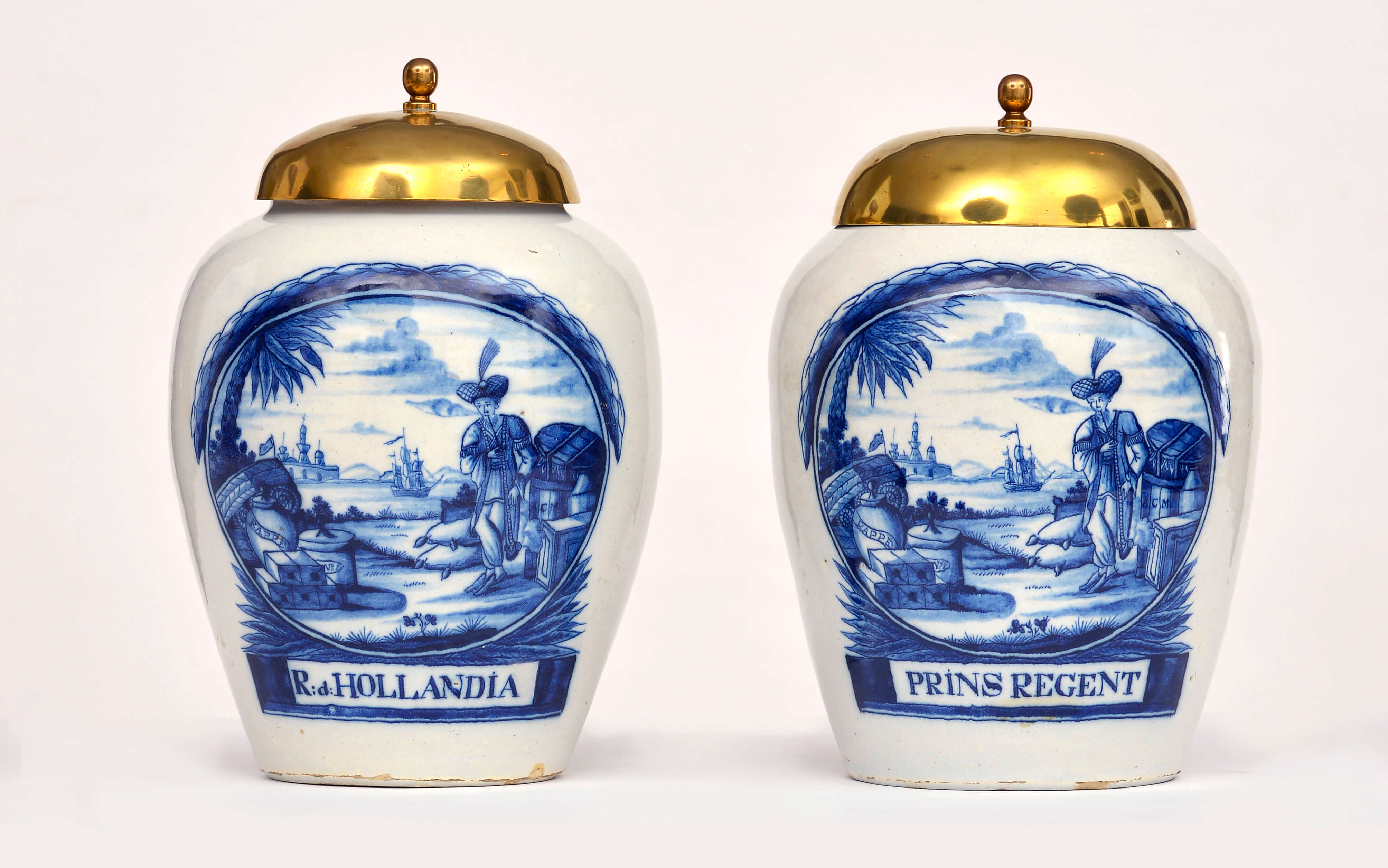 古董荷兰陶器蓝色和白色烟草罐黄铜盖