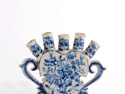 古董代尔夫特陶器的蓝色和白色花瓶