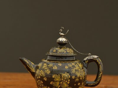 古色古香的棕色釉球形茶壶和盖与一个银山在阿伦森古董开云体育开户