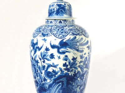 蓝色和白色的大花瓶和盖子