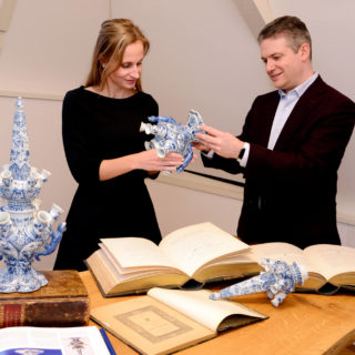 Céline和罗伯特研究一对17世纪的代尔夫特郁金香花瓶开云体育官网首页