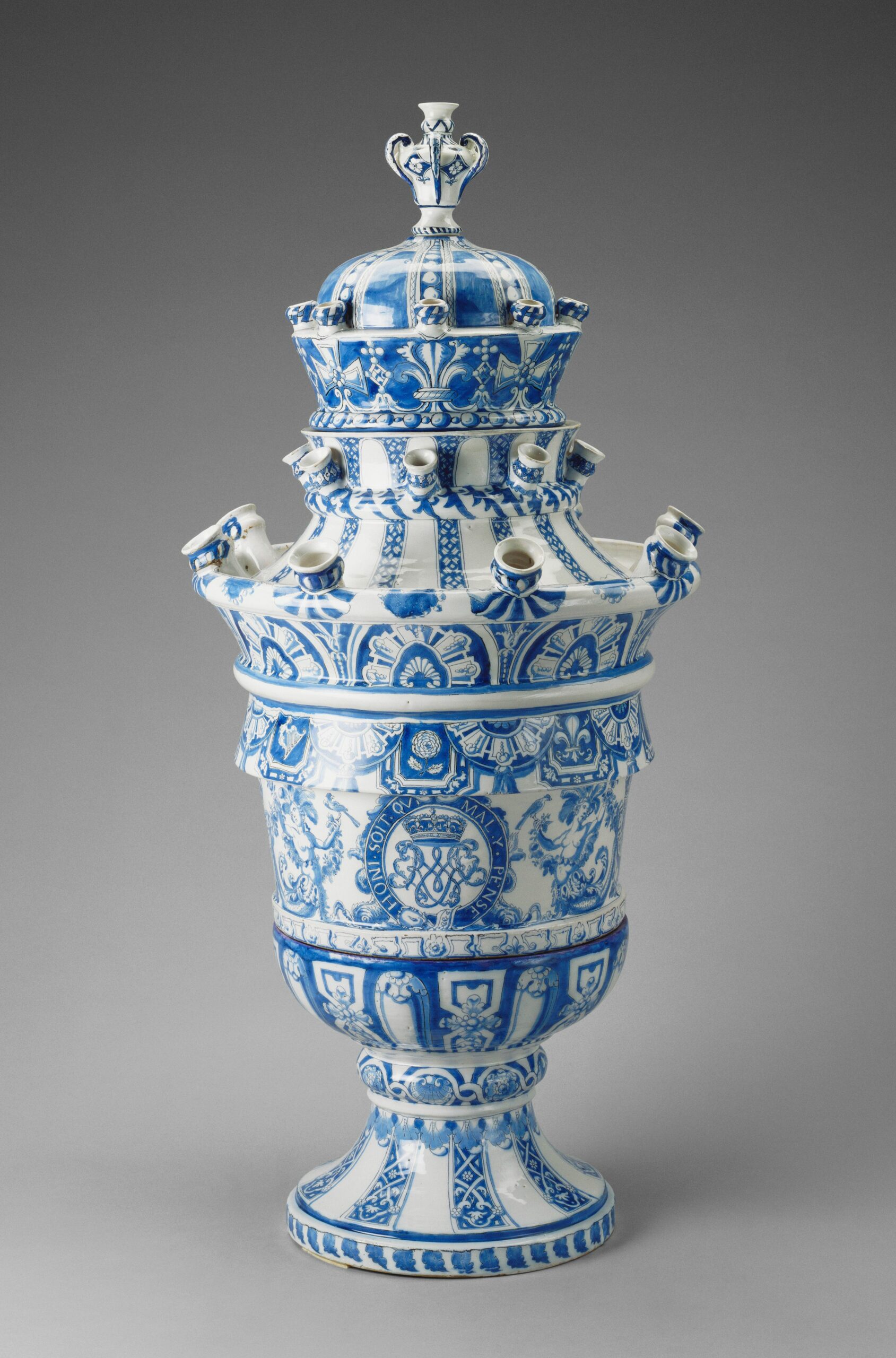 一对郁金香花瓶之一，约1689-1694年，Adrianus Kocx，皇家收藏信托(编号:1694)。RCIN 1082)©HM伊丽莎白女王二世2021