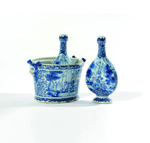 带有烧瓶和盖子的蓝色和白色瓶冷却器，金属罐工厂(德金属罐)的Lambertus van Eenhorn，代尔夫特，约1695年。锡釉陶器。冷却器:7 9/16 x 12 1/16英寸。(19.3 x 30.7厘米)烧瓶:12 1/8英寸。(30.8 cm) 2017.9，欧洲装饰艺术购买基金，沃兹沃斯美术馆