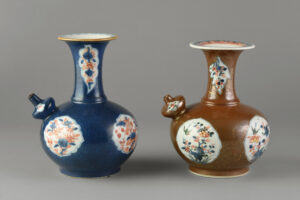 肯迪斯(2)有粉蓝色和“巴达维亚”理由和“Imari”储备。瓷器(硬糊状)，中国，1700-1740年。丹尼尔和塞尔加·纳德勒的礼物2014.0016.010，.011