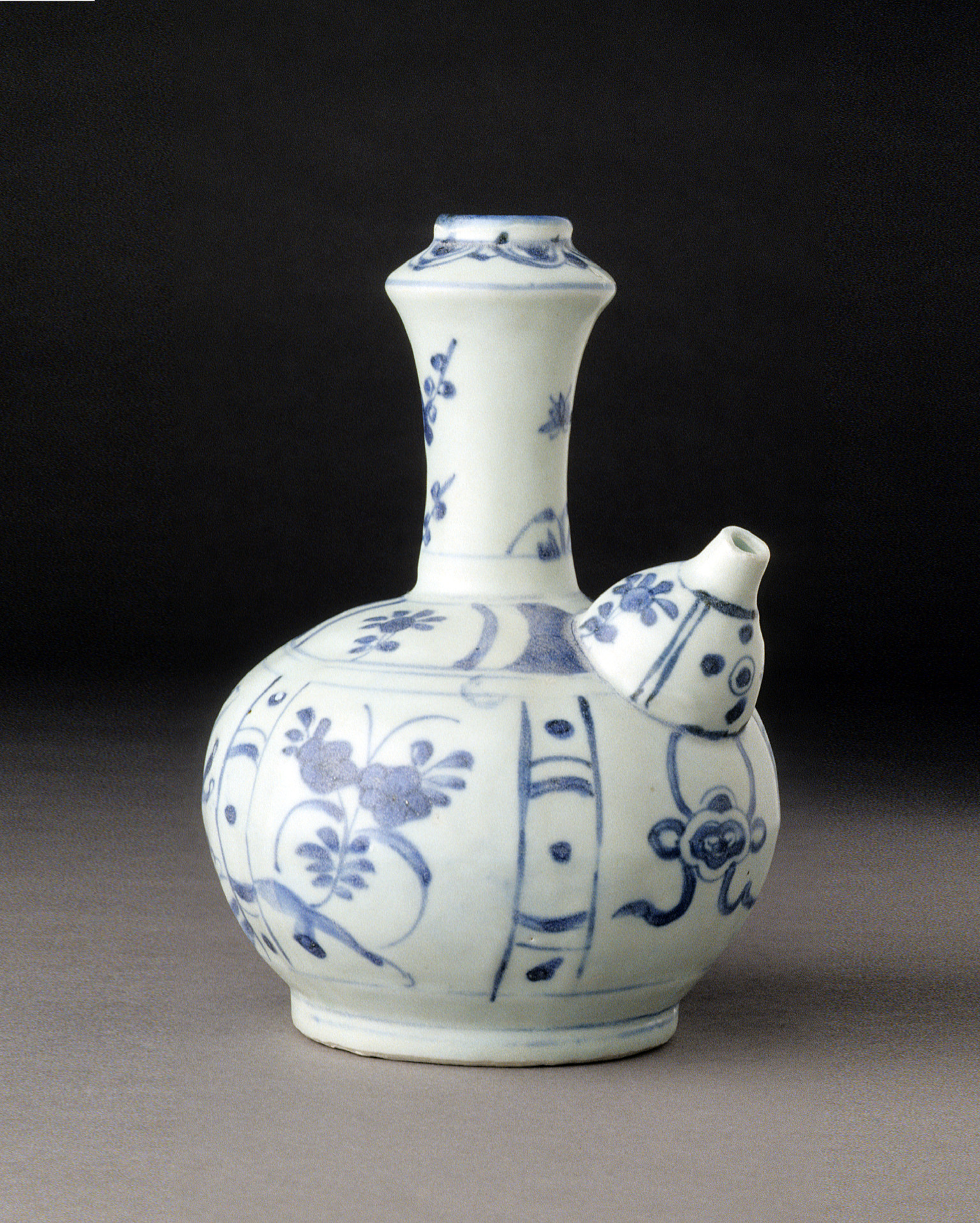 kraakporselein风格的肯迪，瓷器(硬糊)，中国，1635-45。Leo A.和Doris C. Hodroff赠与2000.0061.076