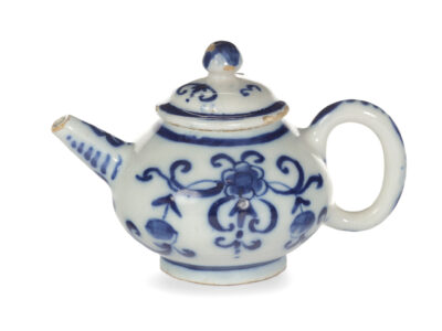 D2327。蓝色和白色茶壶和盖子